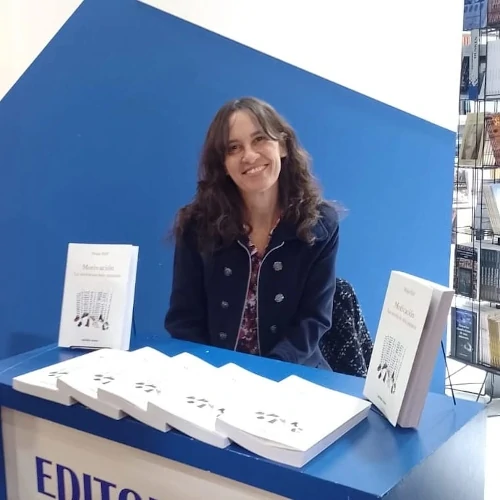 assets/novedades/libro-autora-feria-libro.png